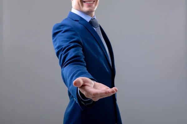 Hombre Negocios Caucásico Sonriente Llegando Mano Aislado Sobre Fondo Gris —  Fotos de Stock