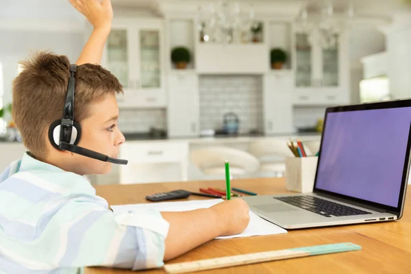 Ragazzo Caucasico Che Usa Laptop Con Schermo Bianco Casa Stile — Foto Stock