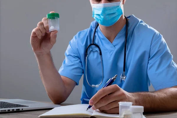 Médico Caucasiano Usando Máscara Facial Segurando Caixa Pílulas Conceito Tecnologia — Fotografia de Stock