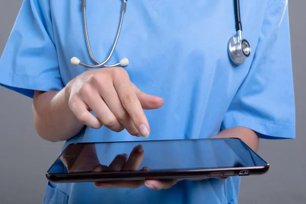 Mittelteil Der Ärztin Mit Tablette Isoliert Auf Grauem Hintergrund Konzept — Stockfoto