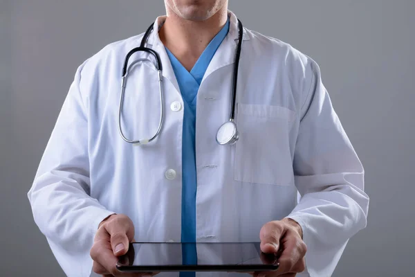 Midsection Caucasian Male Doctor Using Tablet Isolated Grey Background Concepto —  Fotos de Stock