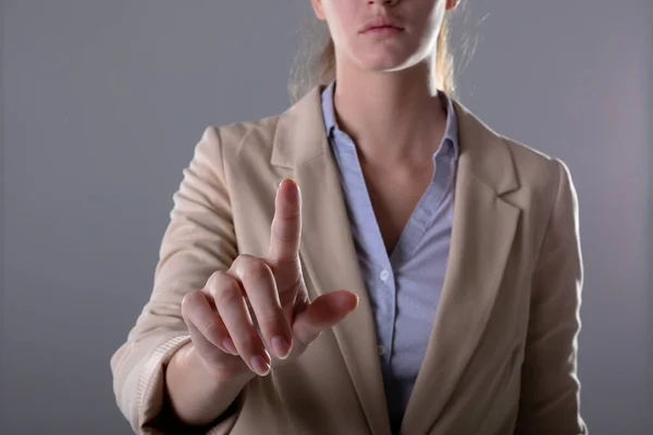 Middensectie Van Kaukasische Zakenvrouw Aanraken Van Virtuele Interface Grijze Achtergrond — Stockfoto