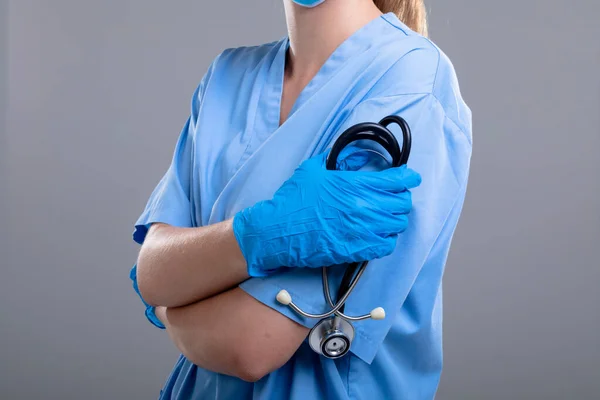 Stetoskop Tutan Kadın Doktorun Göbeği Gri Arka Planda Izole Edilmiş — Stok fotoğraf