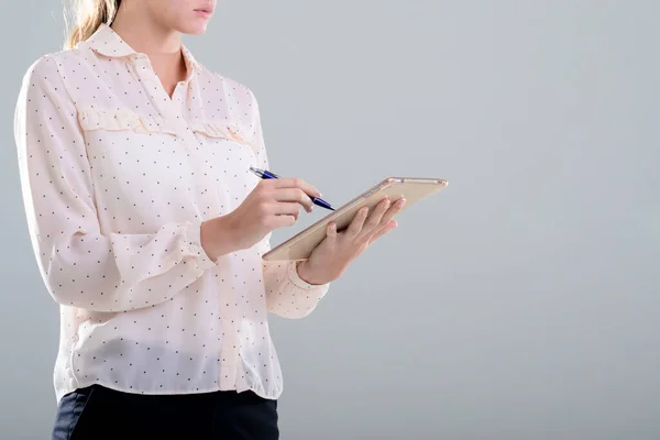 Beyaz Kadını Gri Arka Planda Izole Edilmiş Grafik Tablet Kullanıyor — Stok fotoğraf