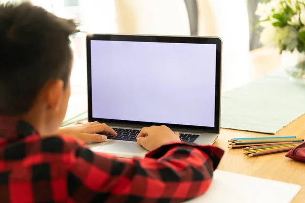 亚洲男孩在家里使用空白屏幕的笔记本电脑 同居期间的家庭生活方式和网上教育 — 图库照片