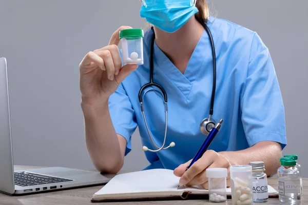 Medico Donna Caucasica Che Indossa Maschera Facciale Contenente Scatola Pillole — Foto Stock