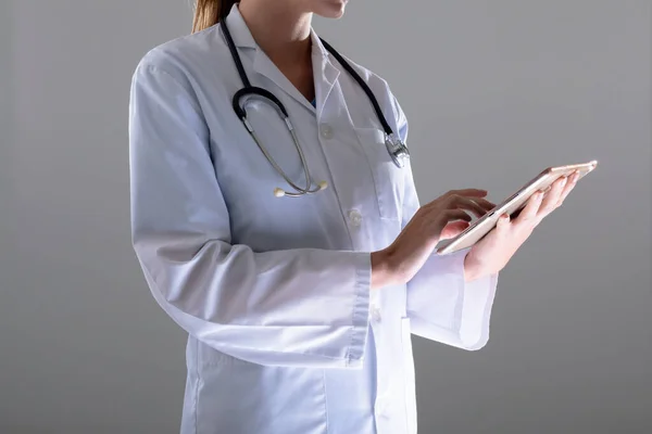 Midsection Caucasian Female Doctor Using Tablet Isolated Grey Background Concepto — Foto de Stock