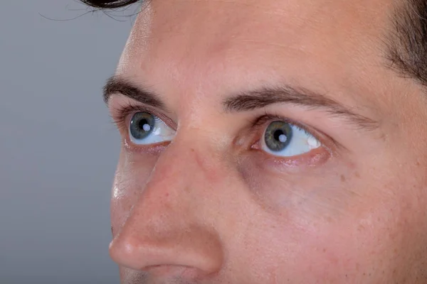 Primer Plano Ojos Azules Hombre Negocios Caucásico Aislado Sobre Fondo —  Fotos de Stock