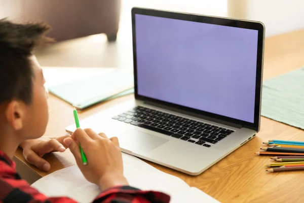 亚洲男孩在家里使用空白屏幕的笔记本电脑 同居期间的家庭生活方式和网上教育 — 图库照片