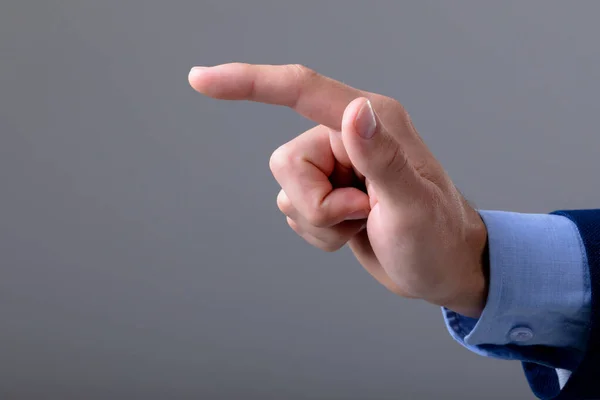 Μεσοτομή Καυκάσιου Επιχειρηματία Που Δείχνει Δάχτυλό Του Απομονωμένος Γκρι Φόντο — Φωτογραφία Αρχείου