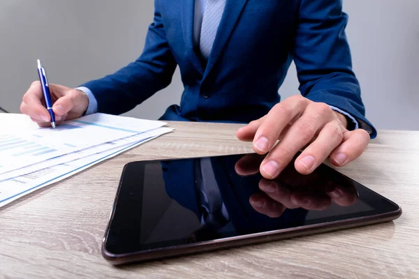 Midsection Homem Negócios Caucasiano Usando Tablet Tomar Notas Isolado Fundo — Fotografia de Stock