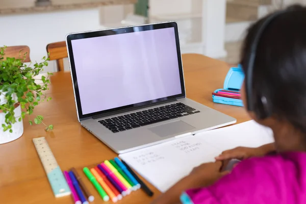 Ragazza Ispanica Indossando Cuffie Utilizzando Computer Portatile Con Spazio Copia — Foto Stock