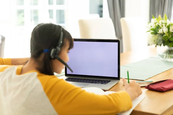 Chica Asiática Usando Ordenador Portátil Con Pantalla Blanco Casa Estilo — Foto de Stock