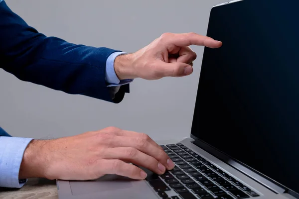 Mittelteil Des Kaukasischen Geschäftsmannes Mit Laptop Isoliert Auf Grauem Hintergrund — Stockfoto