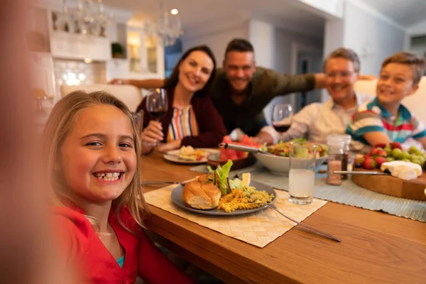 Pareja Caucásica Con Hijo Hija Abuelo Sentados Mesa Comiendo Juntos — Foto de Stock