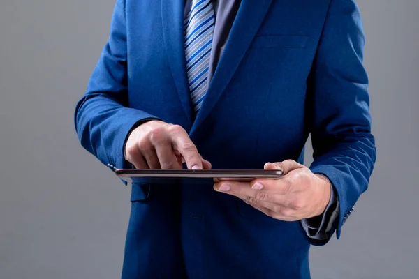 Mitten Kaukasisk Affärsman Använder Tablett Isolerad Grå Bakgrund Affärsteknik Kommunikation — Stockfoto