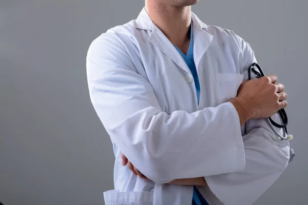 Mittsektion Manlig Läkare Som Håller Stetoskop Isolerad Grå Bakgrund Koncept — Stockfoto