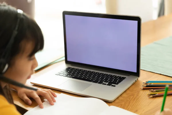 亚洲女孩在家里使用带有空白屏幕的笔记本电脑 同居期间的家庭生活方式和网上教育 — 图库照片