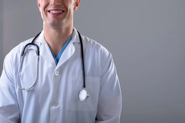 Blanke Mannelijke Dokter Glimlachend Geïsoleerd Grijze Achtergrond Medisch Gezondheidszorgconcept Digitaal — Stockfoto