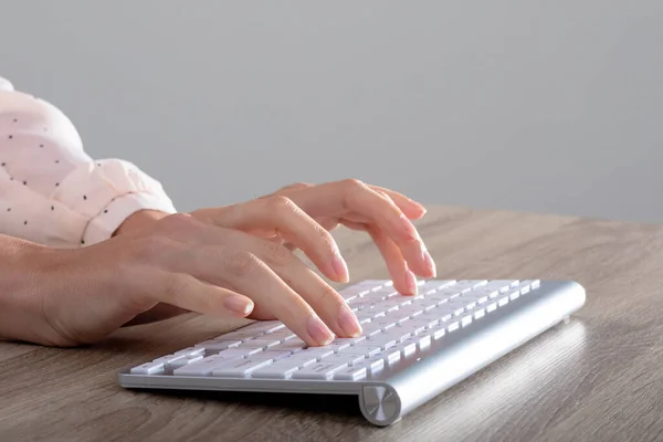 Sección Media Mujer Negocios Caucásica Escribiendo Teclado Aislado Sobre Fondo — Foto de Stock