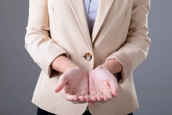 Μεσοτομή Μιας Καυκάσιας Επιχειρηματία Που Δείχνει Χέρια Της Απομονωμένη Γκρι — Φωτογραφία Αρχείου