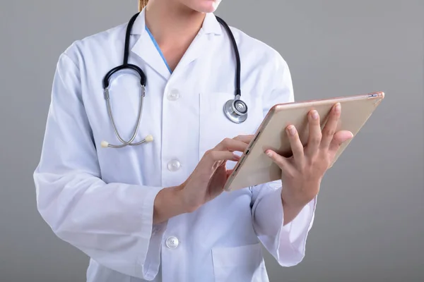 Midsection Bělošky Ženy Lékař Pomocí Tablet Izolované Šedém Pozadí Koncepce — Stock fotografie