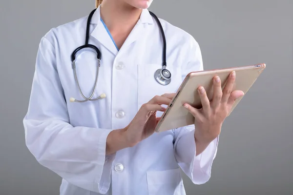 Midsection Caucasian Female Doctor Using Tablet Isolated Grey Background Concepto —  Fotos de Stock