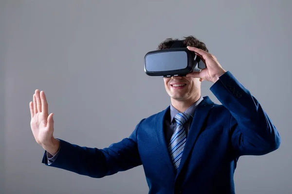 Kaukasische Geschäftsmann Tragen Headset Berühren Virtuelle Schnittstelle Isoliert Auf Grauem — Stockfoto