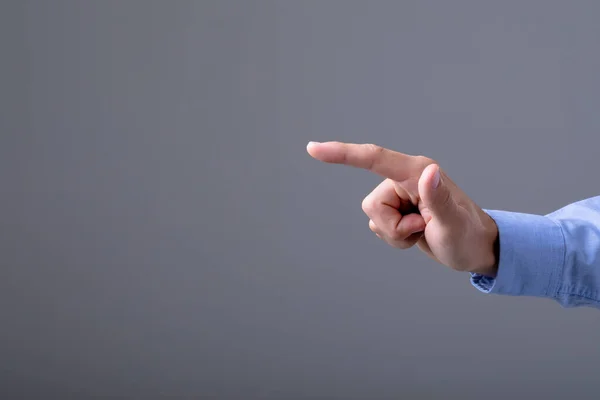 Parte Central Empresário Caucasiano Apontando Com Dedo Isolado Fundo Cinzento — Fotografia de Stock