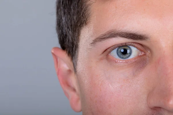 Primer Plano Del Ojo Azul Del Hombre Negocios Caucásico Aislado — Foto de Stock