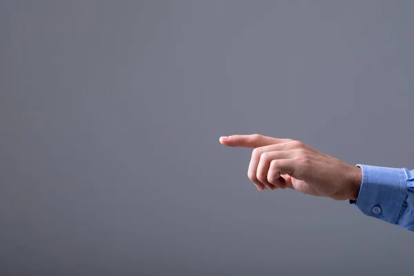 Kafkas Işadamının Orta Kesimi Gri Arka Planda Izole Edilmiş Parmağını — Stok fotoğraf