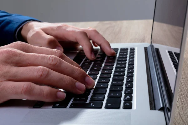 Milieu Homme Affaires Caucasien Tapant Clavier Isolé Sur Fond Gris — Photo