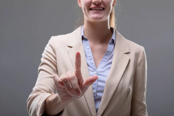 Mulher Negócios Caucasiana Sorridente Tocando Interface Virtual Fundo Cinza Conceito — Fotografia de Stock