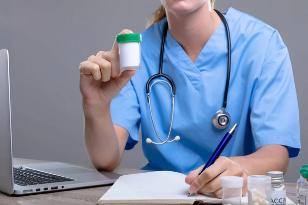 白人女医生戴着装有药丸的盒子 在灰色背景下被隔离 医疗和保健服务概念 — 图库照片
