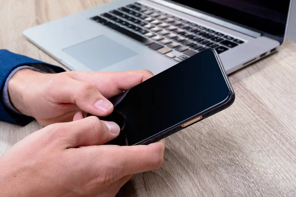 Midsectie Van Kaukasische Zakenman Met Behulp Van Smartphone Laptop Geïsoleerd — Stockfoto