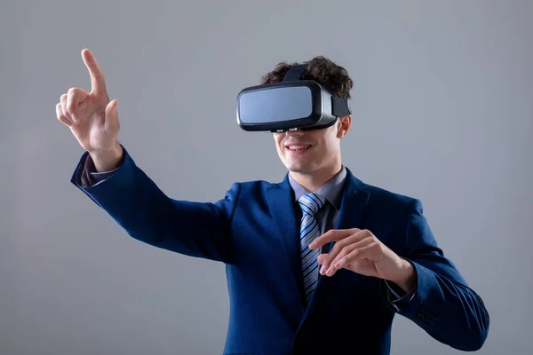 Kaukasische Geschäftsmann Tragen Headset Berühren Virtuelle Schnittstelle Isoliert Auf Grauem — Stockfoto