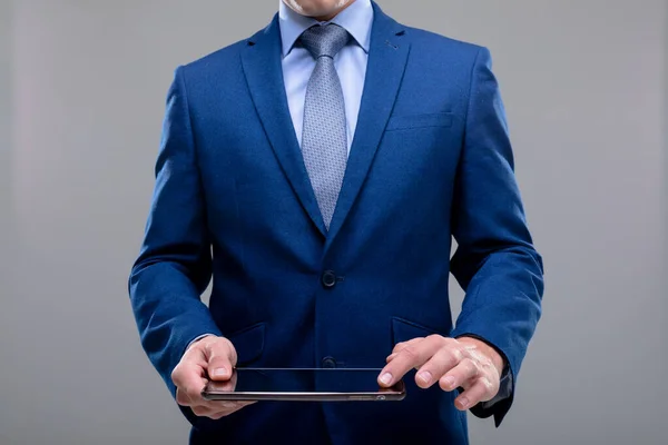 Midsection Homem Negócios Caucasiano Usando Tablet Isolado Fundo Cinza Conceito — Fotografia de Stock