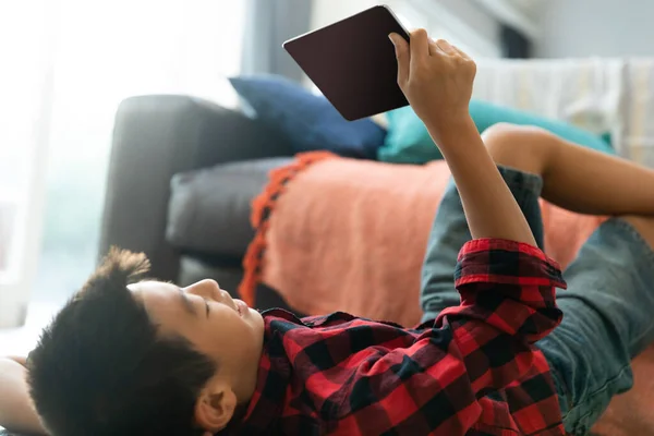 Niño Asiático Usando Tableta Con Pantalla Blanco Tumbado Suelo Casa —  Fotos de Stock