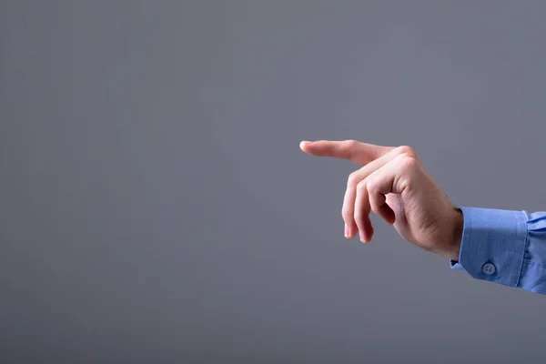 Kafkas Işadamının Orta Kesimi Gri Arka Planda Izole Edilmiş Parmağını — Stok fotoğraf