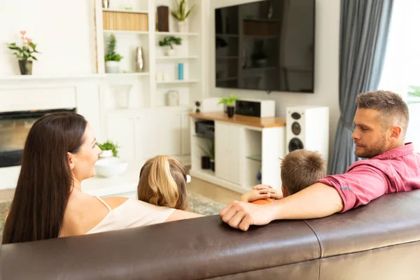 Fehér Pár Fiával Lányával Otthon Ülnek Kanapén Tévéznek Családi Életmód — Stock Fotó