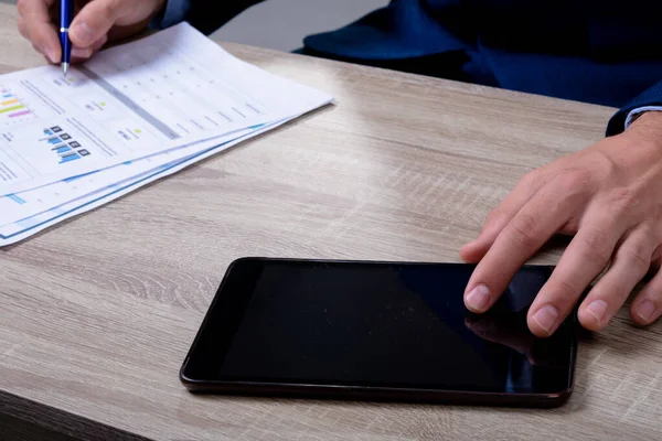 Μεσοτομή Του Καυκάσιου Επιχειρηματία Χρησιμοποιώντας Tablet Και Κρατώντας Σημειώσεις Που — Φωτογραφία Αρχείου