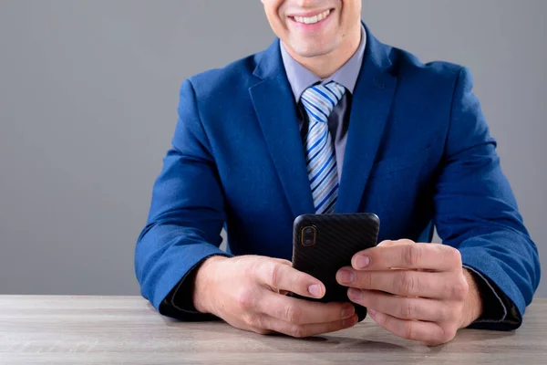 Leende Kaukasiska Affärsman Med Hjälp Smartphone Isolerad Grå Bakgrund Affärsteknik — Stockfoto