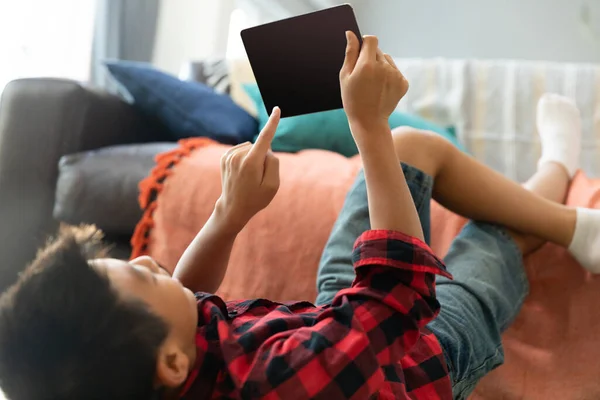 Evde Yerde Yatarken Tablet Kullanan Asyalı Çocuk Covid Salgın Konsepti — Stok fotoğraf