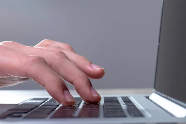 Close Empresário Caucasiano Digitando Teclado Isolado Fundo Cinza Conceito Tecnologia — Fotografia de Stock