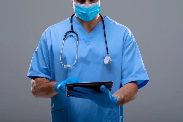 Médico Varón Caucásico Usando Mascarilla Facial Usando Tableta Concepto Tecnología — Foto de Stock