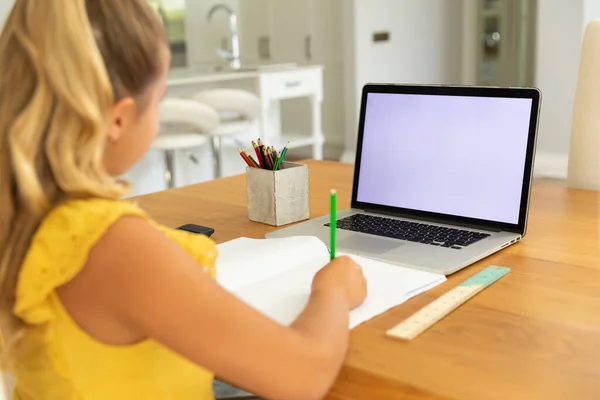 Menina Branca Usando Laptop Com Tela Branco Casa Estilo Vida — Fotografia de Stock