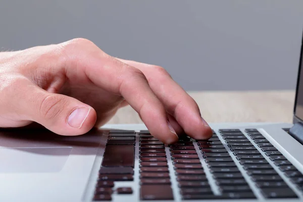 Close Empresário Caucasiano Digitando Teclado Isolado Fundo Cinza Conceito Tecnologia — Fotografia de Stock