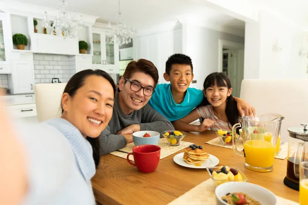 Pareja Asiática Con Hijo Hija Sentados Mesa Comiendo Juntos Casa —  Fotos de Stock