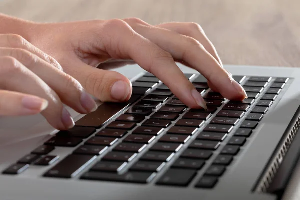 Close Van Kaukasische Zakenvrouw Typen Toetsenbord Geïsoleerd Grijze Achtergrond Het — Stockfoto