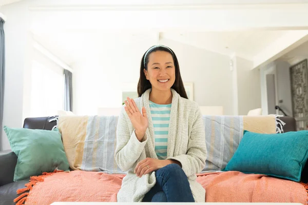 Donna Asiatica Sorridente Durante Videochiamata Casa Stile Vita Domestico Lavoro — Foto Stock